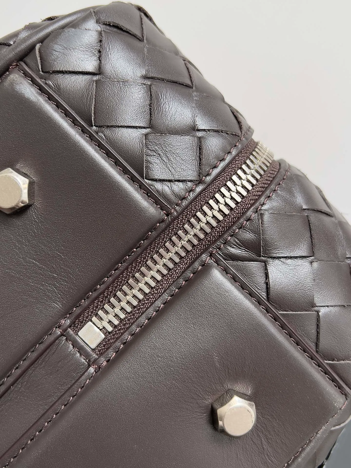 Batch 3960 Let's go on a trip✈️BOTTEGA VENETA men's travel bag is no heavier than a suitcase. The capacity and lightness of this travel bag are really suitable for short trips. The soft cow leather reduces the burden on the hands. The capacity is very nice. Style number: 765620 Size: 50*41*15cm